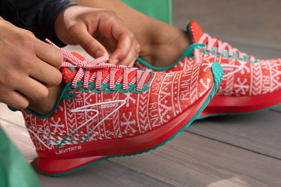 Levitate 5 Run Merry Red-White-Green Brooks